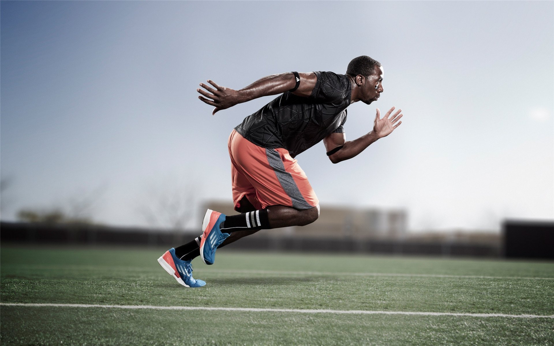 赛道与球场的双线狂飙，F1街道赛焦点战与马刺加时险胜新疆队