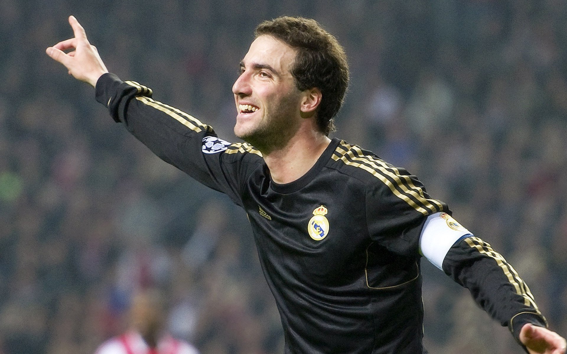 绝地反击！红牛二队惊天逆转阿斯顿马丁，周冠宇点燃赛场激情